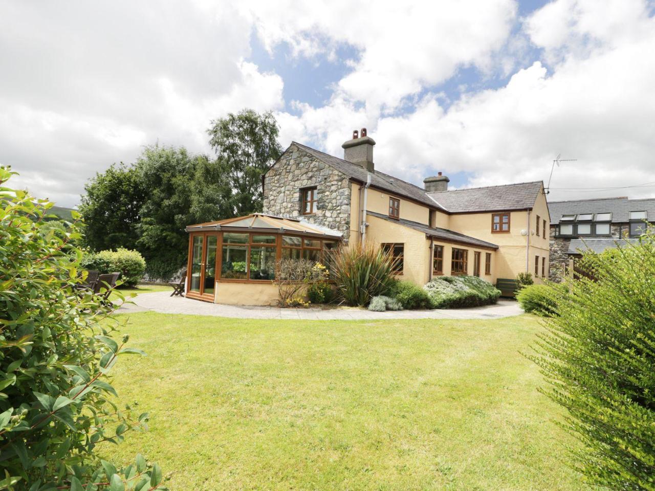 Ddol Helyg Farmhouse Llanrug Exterior foto